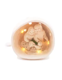 Kleine Kugel-Krippe aus Ton - Weihnachtskrippe Maria, Josef & Kind mit Lämmchen Szene 3 für Weihnachten beleuchtet