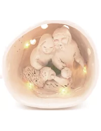 Kleine Kugel-Krippe aus Ton - Weihnachtskrippe Maria, Josef & Kind mit Lämmchen Szene 3 für Weihnachten beleuchtet