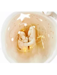 Kleine Kugel-Krippe aus Ton - Weihnachtskrippe Maria, Josef & Kind Szene 2 für Weihnachten beleuchtet