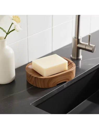 Ovale Seifenschale aus reclaimed Teak-Wurzelholz Fair-Trade - mit Seife bei Lavabo mit schwarzem Untergrund