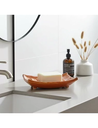 Seifenschale Ton rechteckig orange hinter Lavabo