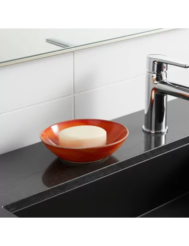 Seifenschale Ton rund orange neben Lavabo