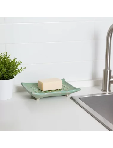 Seifenschale Ton rechteckig mint-grün neben Spühle in Küche