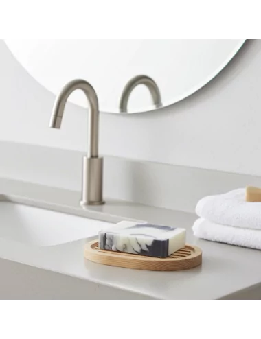 Ovale Seifenschale aus Douglas-Holz mit Seife, handmade im Werkstatt Schweiz, vor Lavabo im Küche