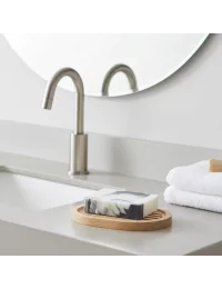 Ovale Seifenschale aus Douglas-Holz mit Seife, handmade im Werkstatt Schweiz, vor Lavabo im Küche