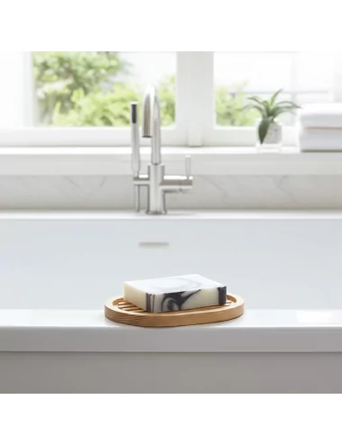 Ovale Seifenschale aus Douglas-Holz mit Seife, handmade im Werkstatt Schweiz, auf Badewannen-Rand