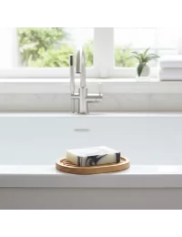 Ovale Seifenschale aus Douglas-Holz mit Seife, handmade im Werkstatt Schweiz, auf Badewannen-Rand