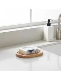 Ovale Seifenschale aus Douglas-Holz mit Seife, handmade im Werkstatt Schweiz, neben Lavabo in Küche