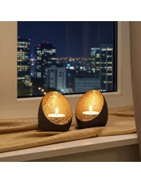 Teelicht & Goldlicht - Teelichschale Spot bronze-goldmosaik 9.5 cm - zwei Teelichter vor Fenster in Nacht
