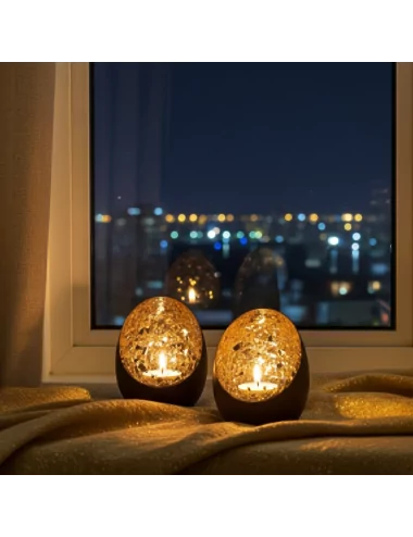 Teelicht & Goldlicht - Teelichschale Spot bronze-goldmosaik 9.5 cm - zwei Teelichter vor Fenster in der Nacht