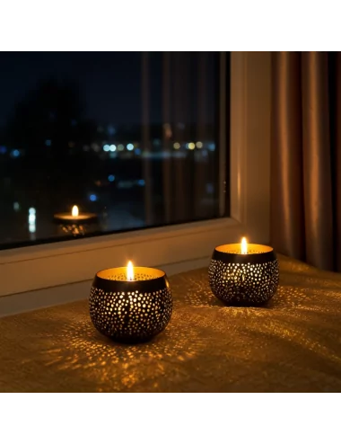 Teelicht & Goldlicht - Teelichtschale Ball gelocht anthrazit-gold 12 cm - Teelicht auf Sims in Nacht mit Blick auf Stadt