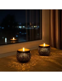 Teelicht & Goldlicht - Teelichtschale Ball gelocht anthrazit-gold 12 cm - Teelicht auf Sims in Nacht mit Blick auf Stadt