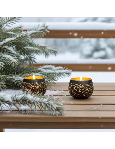 Teelicht & Goldlicht - Teelichtschale Ball gelocht anthrazit-gold 12 cm - zwei Teelichter auf Terrasse im Winter