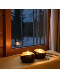 Teelicht & Goldlicht - Teelichtschale Swing bronze-gold 14 cm - auf Fenstersims im Winter in Nacht