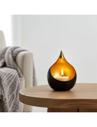 Teelicht & Goldlicht - Teelichschale Bola bronze-gold 15 cm - im leicht dunkeln Raum vor weisser Wand