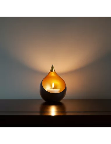 Teelicht & Goldlicht - Teelichschale Bola bronze-gold 15 cm - im dunkeln vor weisser Wand