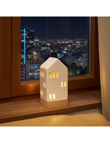 Lichthaus schmal - Teelicht Haus-Dekor - weiss-glänzend - Illustration mit Set im Winter vor Fenster