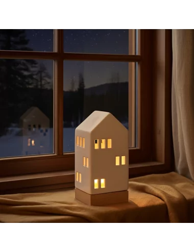 Lichthaus - Teelicht Haus - Dekoration Weihnachten - weiss-glänzend - 22,5 cm auf Sims vor Fenster im dunkeln beleuchtet