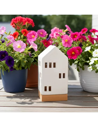 Lichthaus - Teelicht Haus - Dekoration Weihnachten - weiss-glänzend - 22,5 cm vor Blumen im Sommer