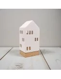 Lichthaus schmal - Teelicht Haus-Dekor - weiss-glänzend - Illustration mit Set im Winter vor Fenster