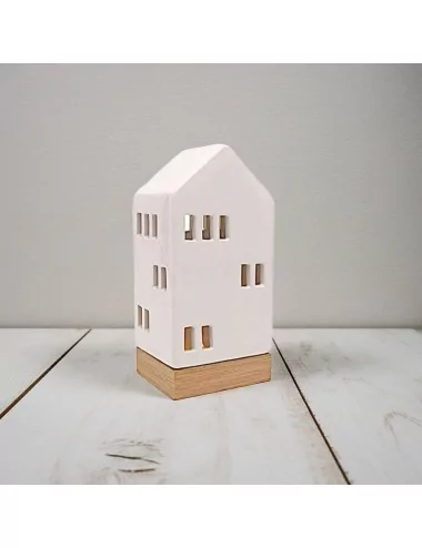 Lichthaus schmal - Teelicht Haus-Dekor - weiss-glänzend - Illustration mit Set im Winter vor Fenster