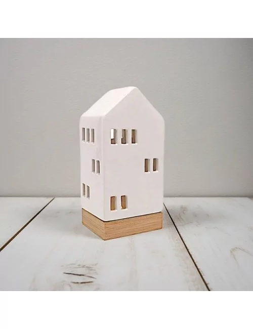 Lichthaus schmal - Teelicht Haus-Dekor - weiss-glänzend - Illustration mit Set im Winter vor Fenster