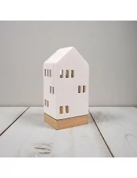 Lichthaus schmal - Teelicht Haus-Dekor - weiss-glänzend - Illustration mit Set im Winter vor Fenster