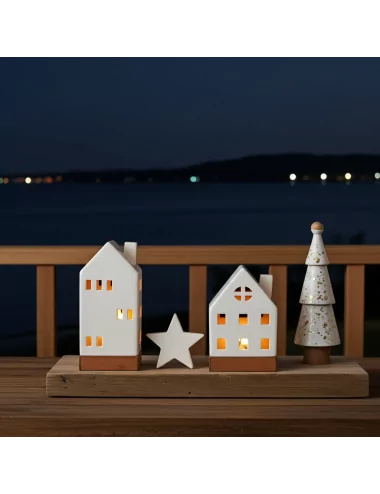 Set Weihnachten - Teelicht Haus, Stern, Baum - Dekoration in weiss/gold auf Tisch vor Fenster