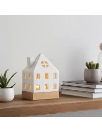 Lichthaus - Teelicht Haus - Dekoration Weihnachten - weiss-glänzend - 17.7 cm auf Ablage neben Büchern und Pflanzen