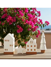 Lichthaus schmal - Teelicht Haus-Dekor - weiss-glänzend - Illustration mit Set im Sommer vor Blumen