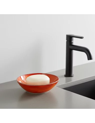 Seifenschale Ton rund orange neben Lavabo Seifenschale Ton rund orange neben Lavabo